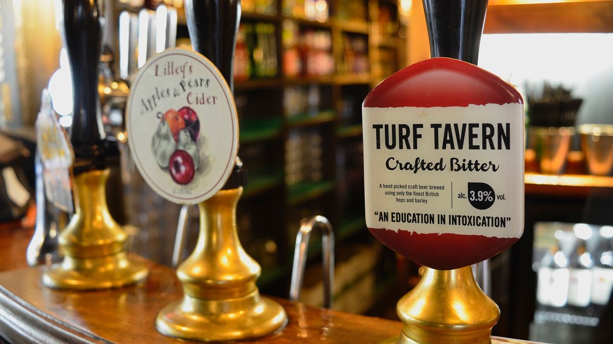 Daňovou úlevou na čepované pivo a cider pomůže Británie svým pubům